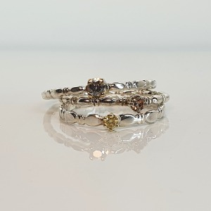 Mini Solitaire Baroque Ring