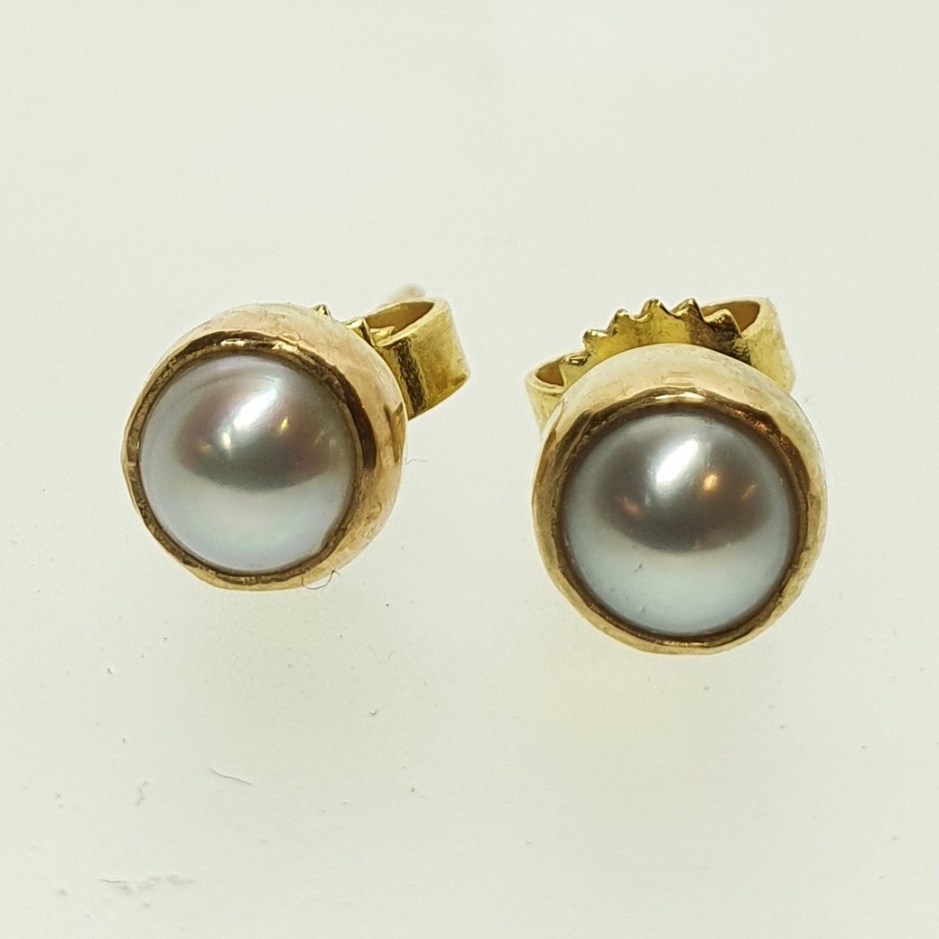 Earstuds with White Pearl