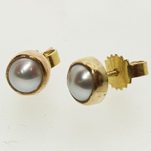 Earstuds with White Pearl