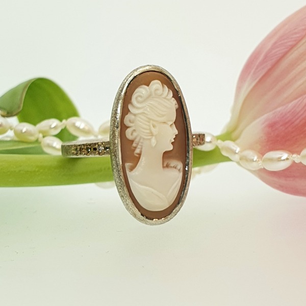 Cameo Ring "Smiling Lady"