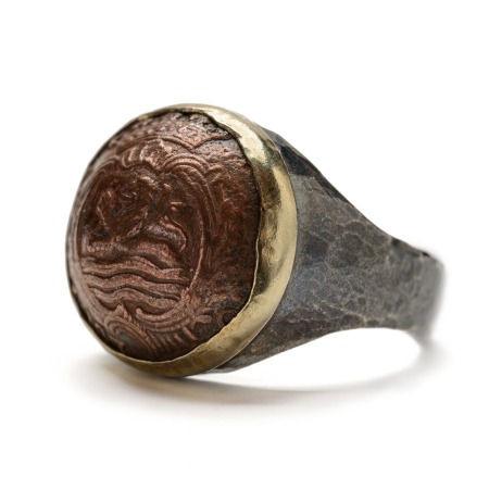 Oxidised hammered silver ring with Dutch coin from 1769 ("Zeeuwse Duit") in 14K gold setting